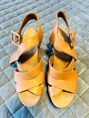 Toms Women's Tan Crisscross Buckle Sandals